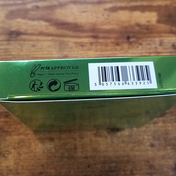 New Revolution The Grinch Liquid Shadow Set - Picture 4 of 4